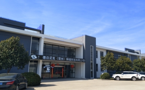 很多超聲波焊接機(jī)廠家在賣(mài)出機(jī)器后被客人工廠車(chē)間氣壓不穩(wěn)定，導(dǎo)致焊接不牢的問(wèn)題所困擾著。氣壓不穩(wěn)定也是導(dǎo)致超聲波焊接不牢的重要因素，先新機(jī)出廠前都會(huì)經(jīng)過(guò)嚴(yán)格的內(nèi)部測(cè)試，確定沒(méi)有問(wèn)題后才會(huì)正常出貨